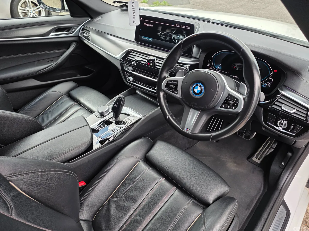BMW 5-Series Estate/Jeep, Petrol Plug-in Hybrid, 2023, White