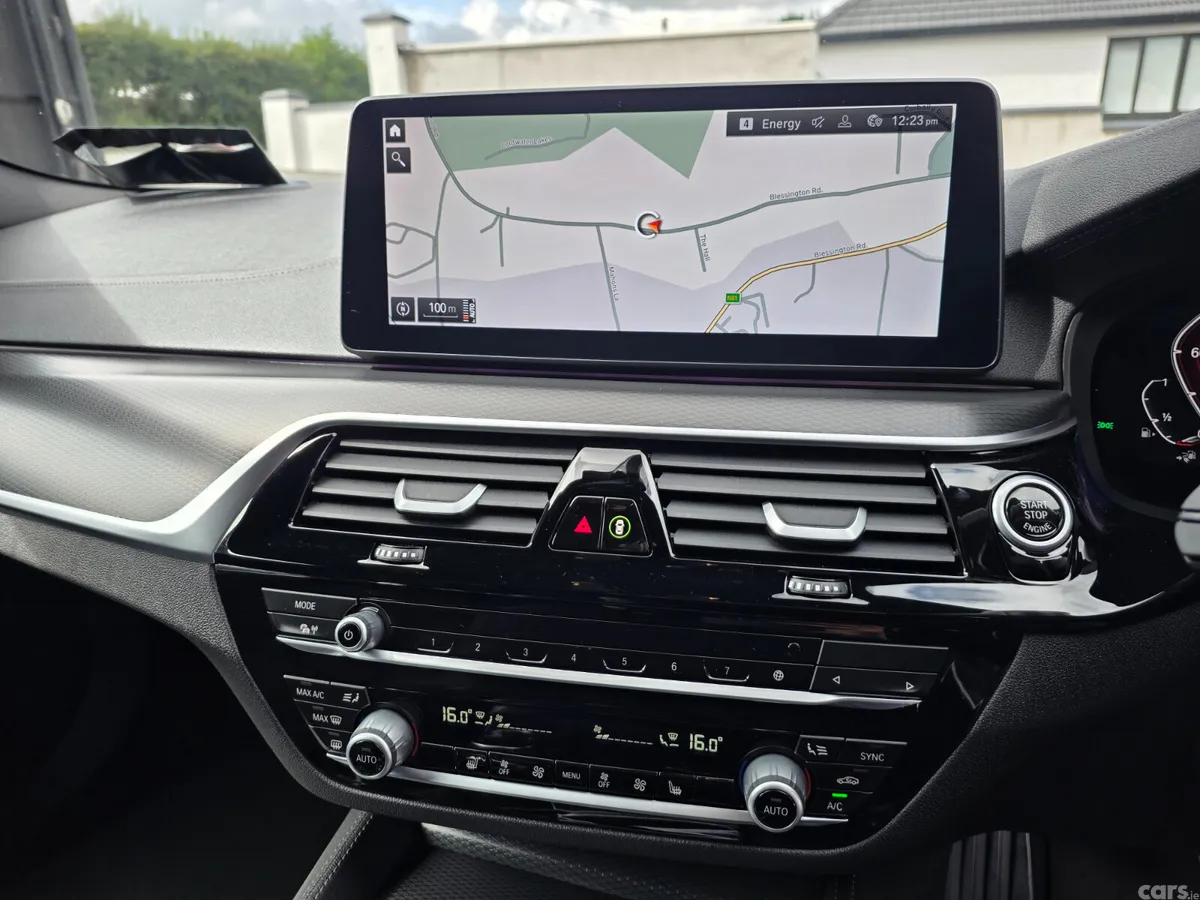 BMW 5-Series Estate/Jeep, Petrol Plug-in Hybrid, 2023, White