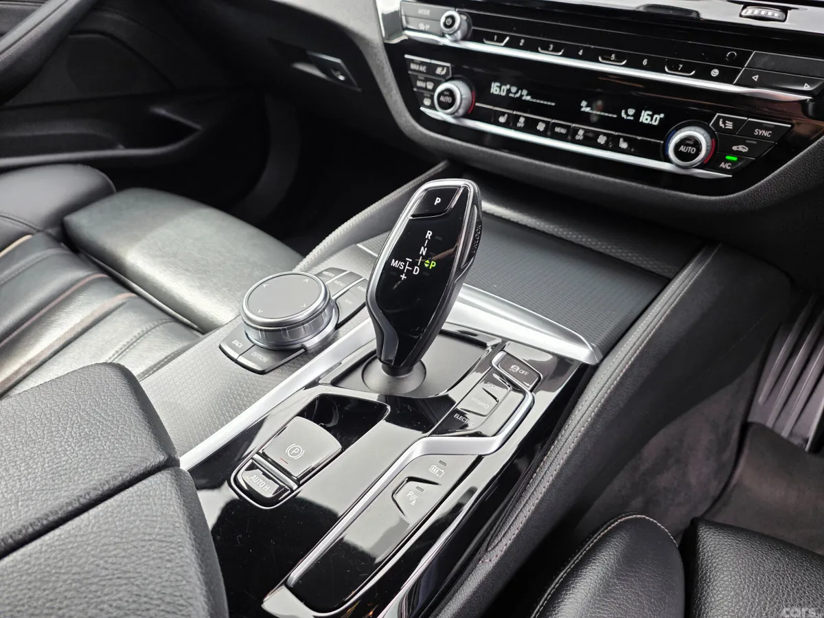 BMW 5-Series Estate/Jeep, Petrol Plug-in Hybrid, 2023, White