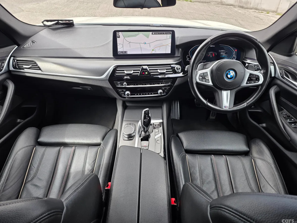 BMW 5-Series Estate/Jeep, Petrol Plug-in Hybrid, 2023, White