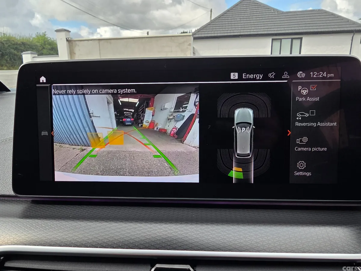 BMW 5-Series Estate/Jeep, Petrol Plug-in Hybrid, 2023, White