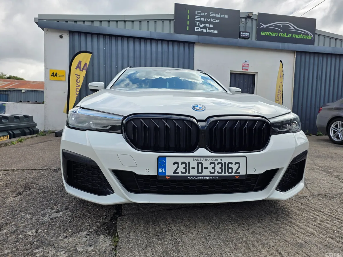 BMW 5-Series Estate/Jeep, Petrol Plug-in Hybrid, 2023, White
