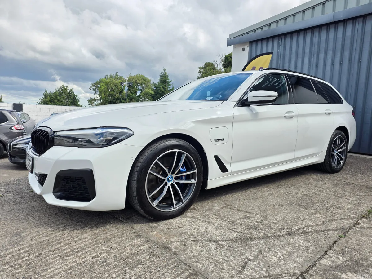 BMW 5-Series Estate/Jeep, Petrol Plug-in Hybrid, 2023, White