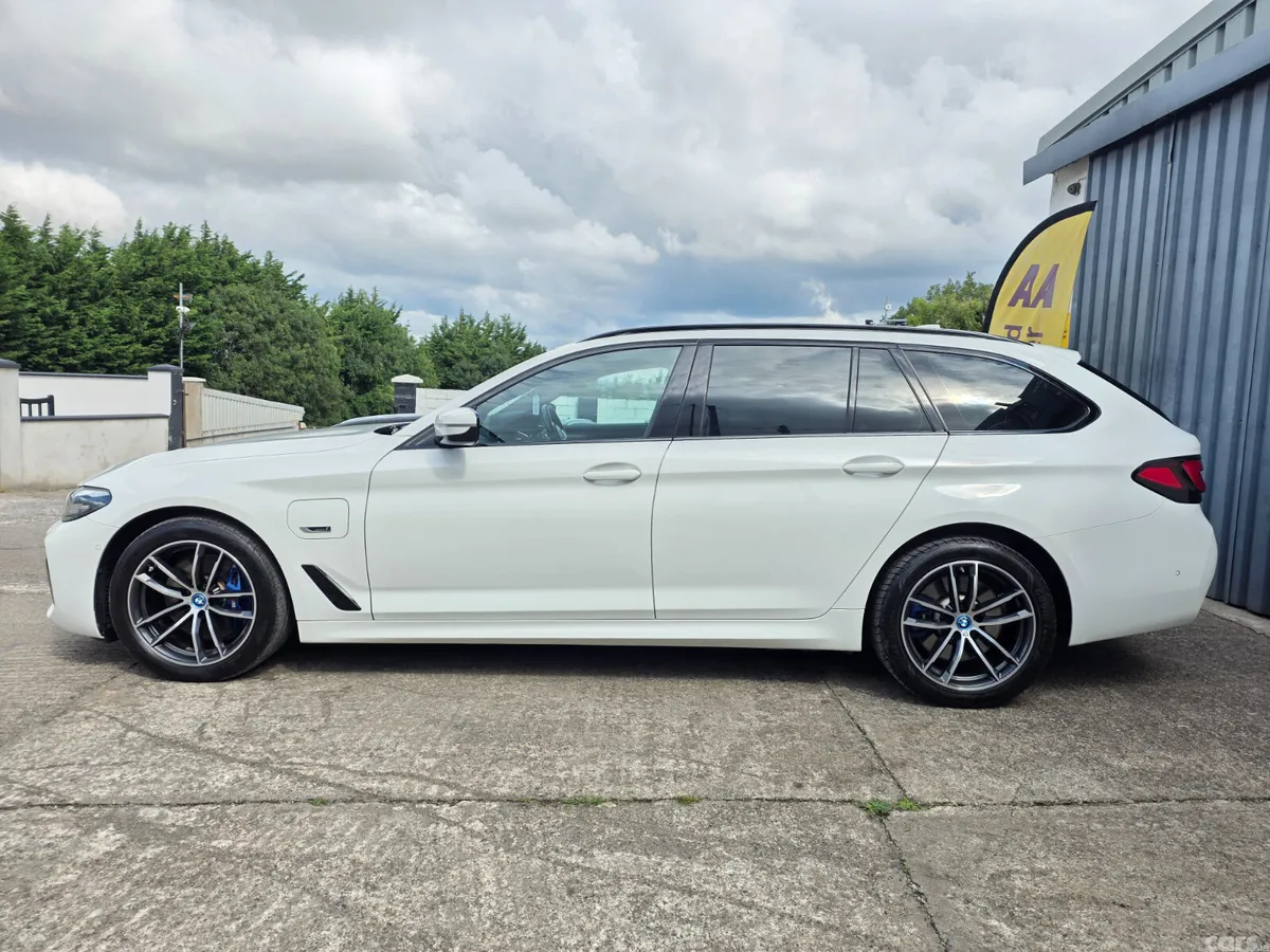 BMW 5-Series Estate/Jeep, Petrol Plug-in Hybrid, 2023, White