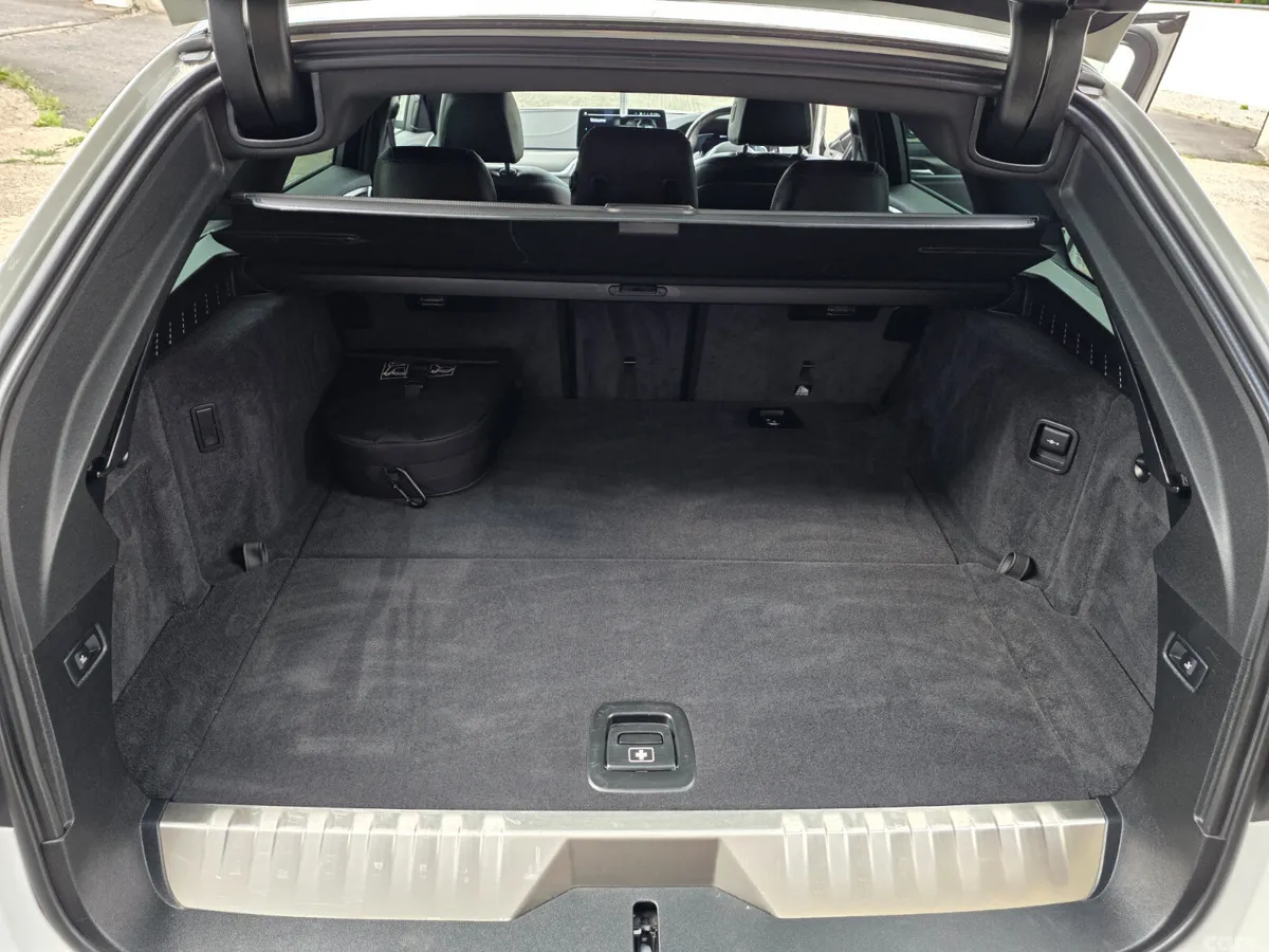 BMW 5-Series Estate/Jeep, Petrol Plug-in Hybrid, 2023, White