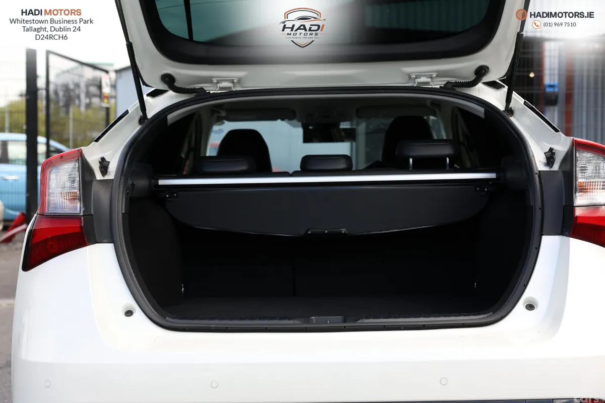 Toyota Prius Saloon, Petrol Hybrid, 2019, White