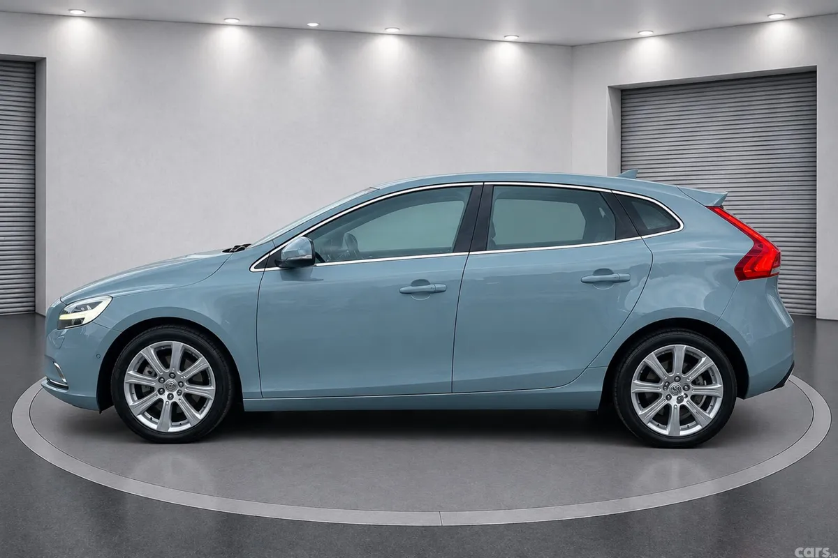 Volvo V40 Hatchback, Diesel, 2017, Blue