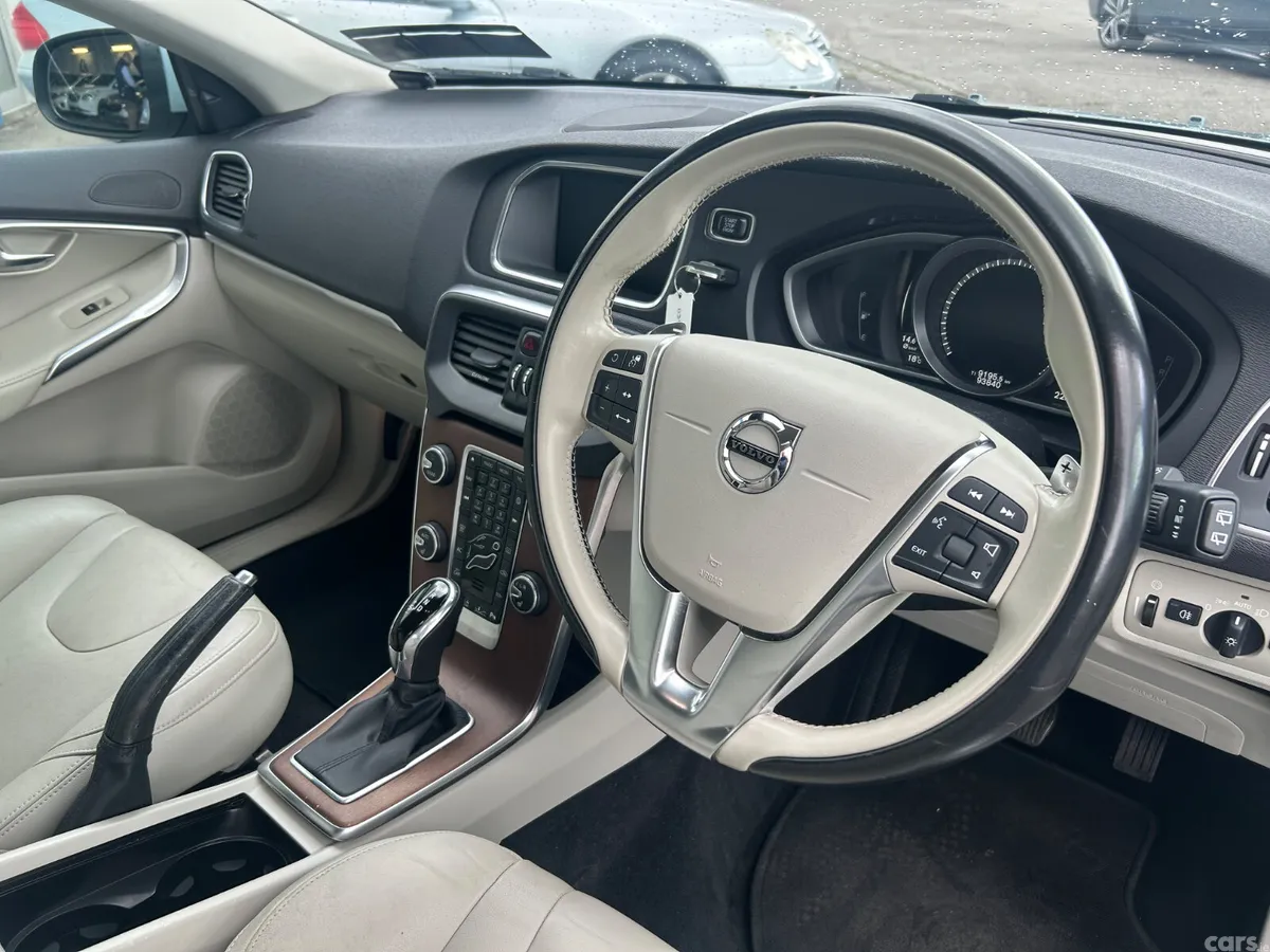 Volvo V40 Hatchback, Diesel, 2017, Blue