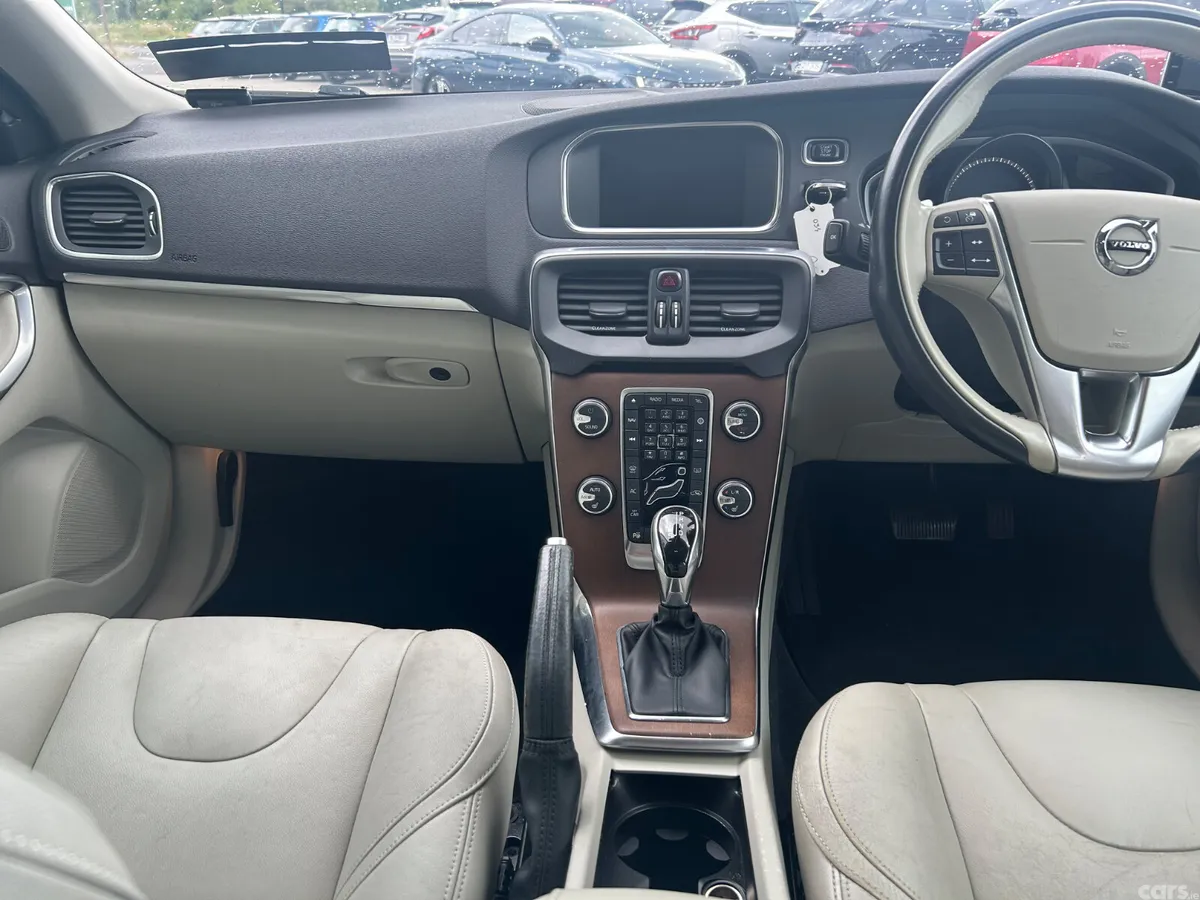 Volvo V40 Hatchback, Diesel, 2017, Blue