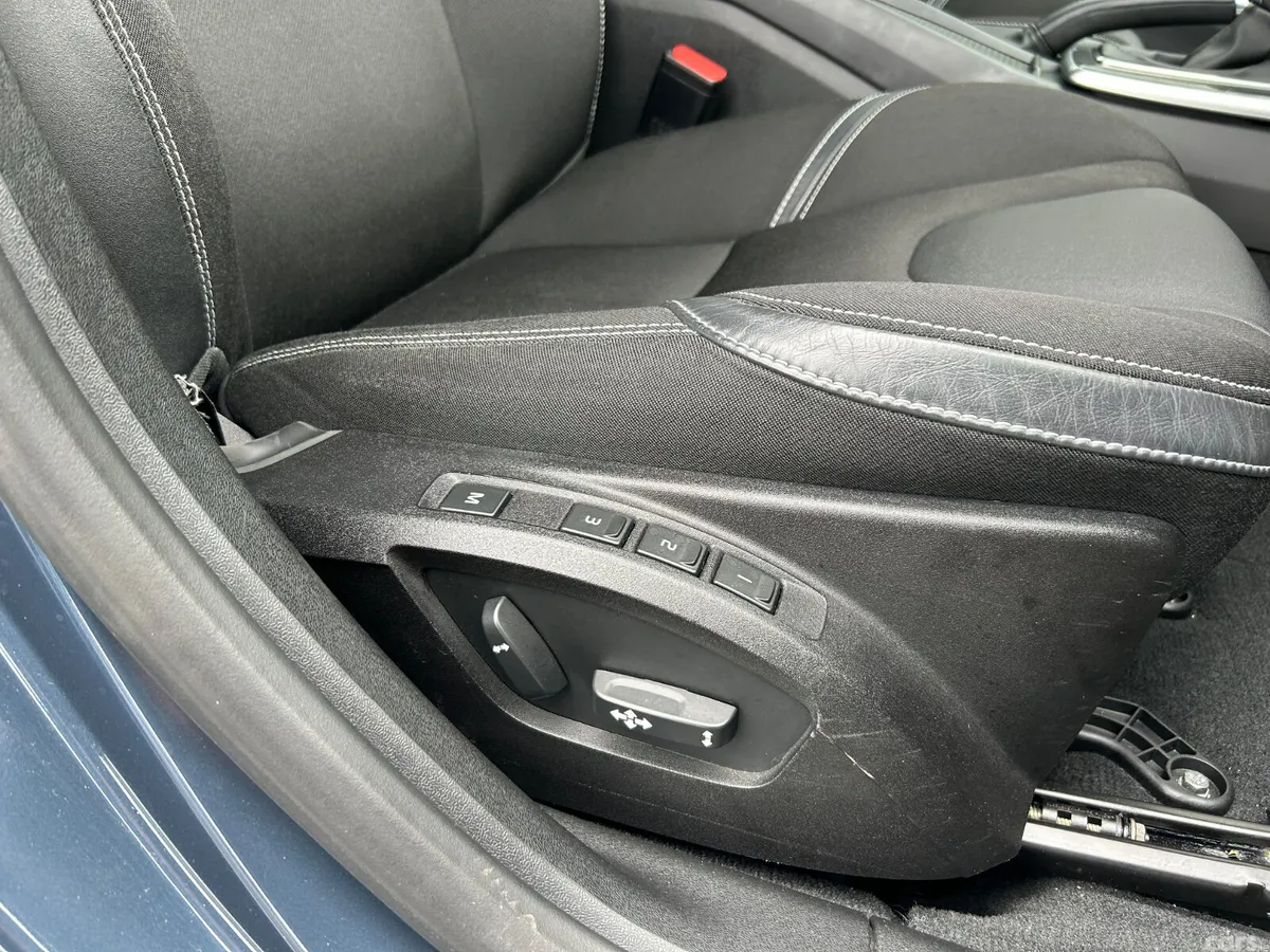 Volvo V40 Hatchback, Diesel, 2019, Blue