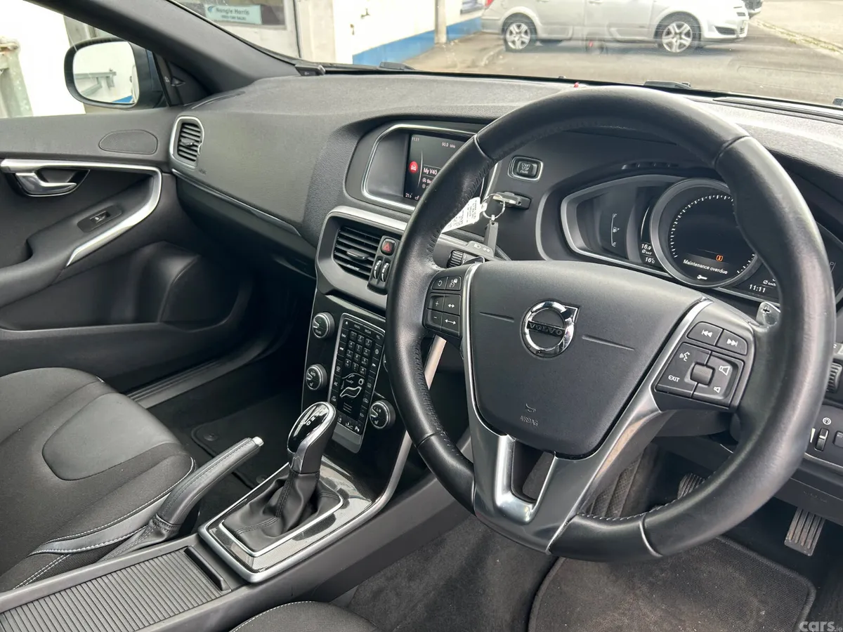 Volvo V40 Hatchback, Diesel, 2019, Blue