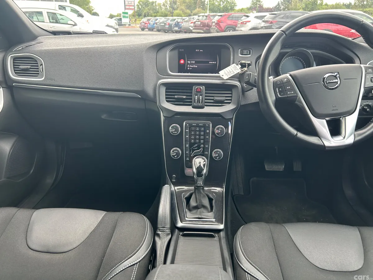 Volvo V40 Hatchback, Diesel, 2019, Blue