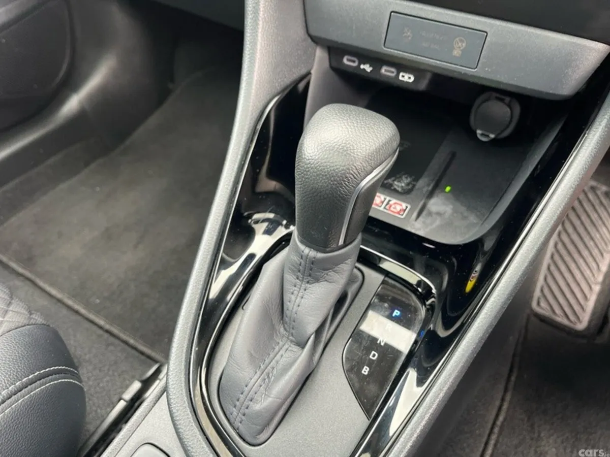 Toyota Yaris Hatchback, Petrol Hybrid, 2024, Blue