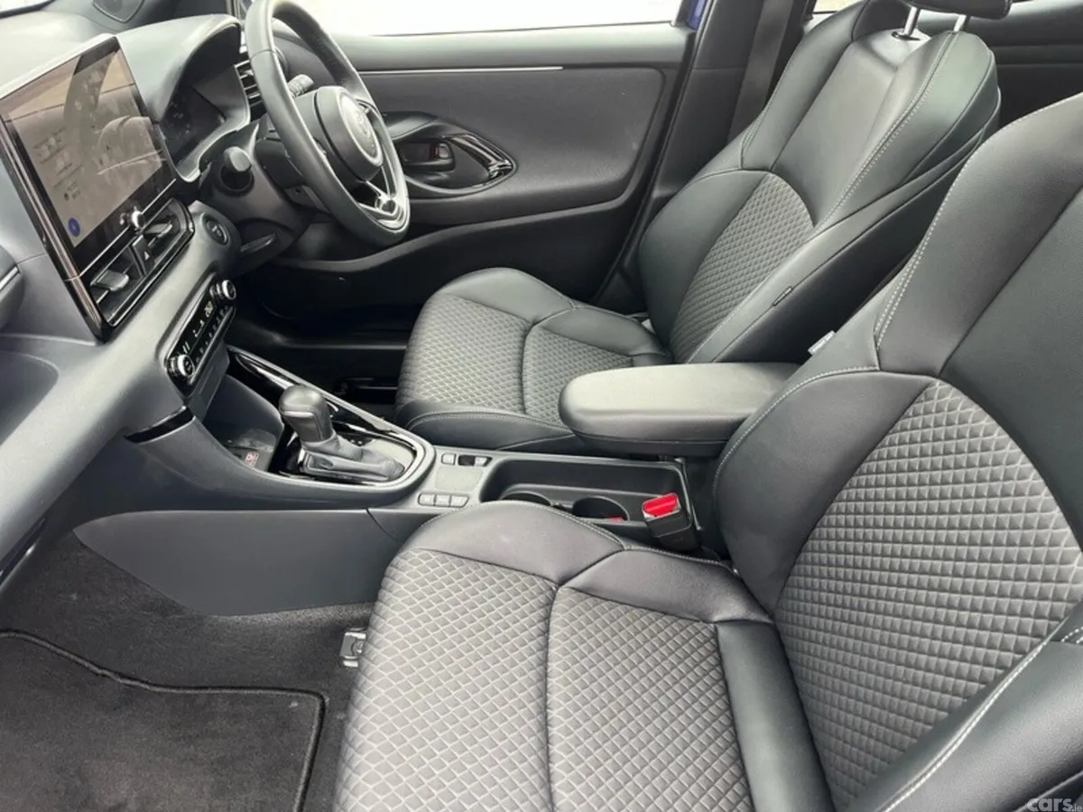 Toyota Yaris Hatchback, Petrol Hybrid, 2024, Blue
