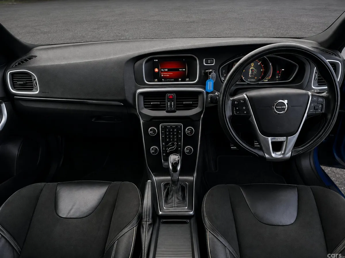 Volvo V40 Hatchback, Diesel, 2017, Blue