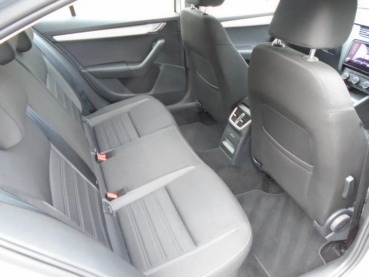 Skoda Octavia Saloon, Diesel, 2019, Grey