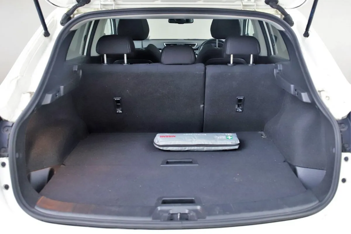 Nissan Qashqai SUV, Petrol, 2019, White