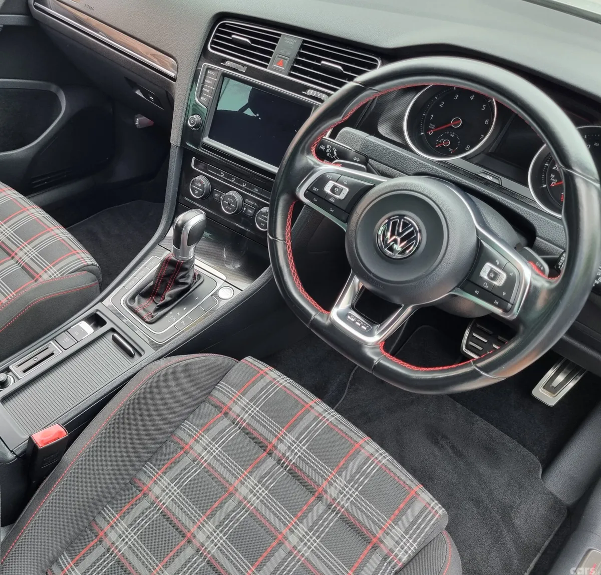 Volkswagen Golf Hatchback, Petrol, 2015, White