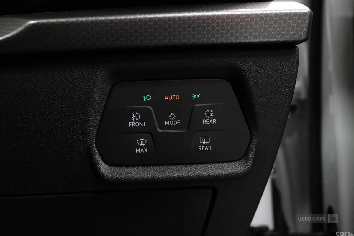 SEAT Leon Hatchback, Petrol, 2023, White