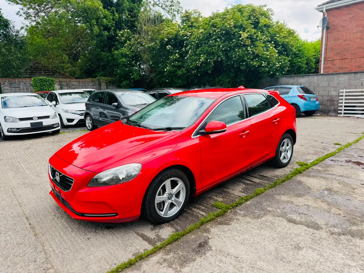 Volvo V40 Hatchback, Diesel, 2016, Red