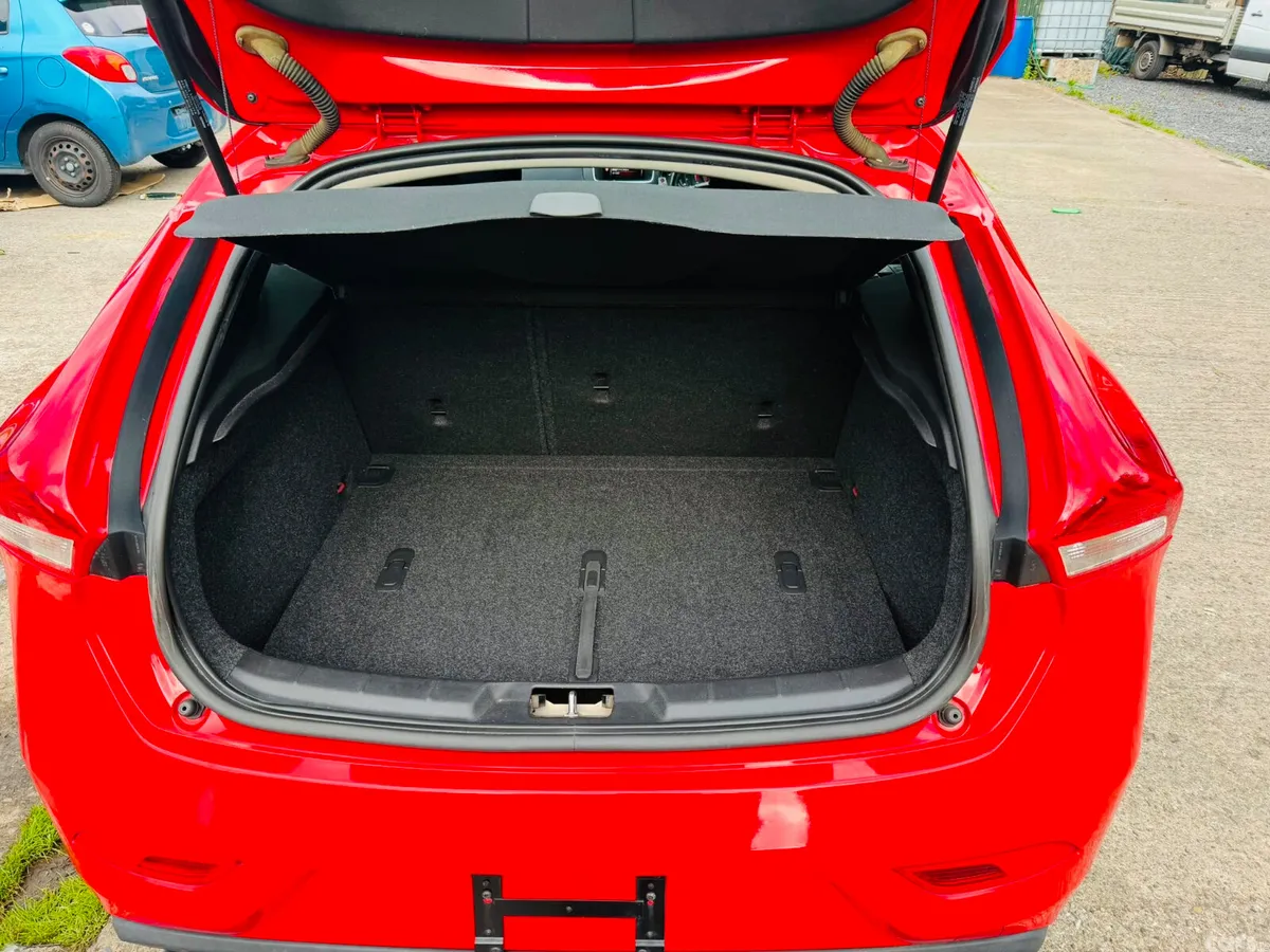 Volvo V40 Hatchback, Diesel, 2016, Red