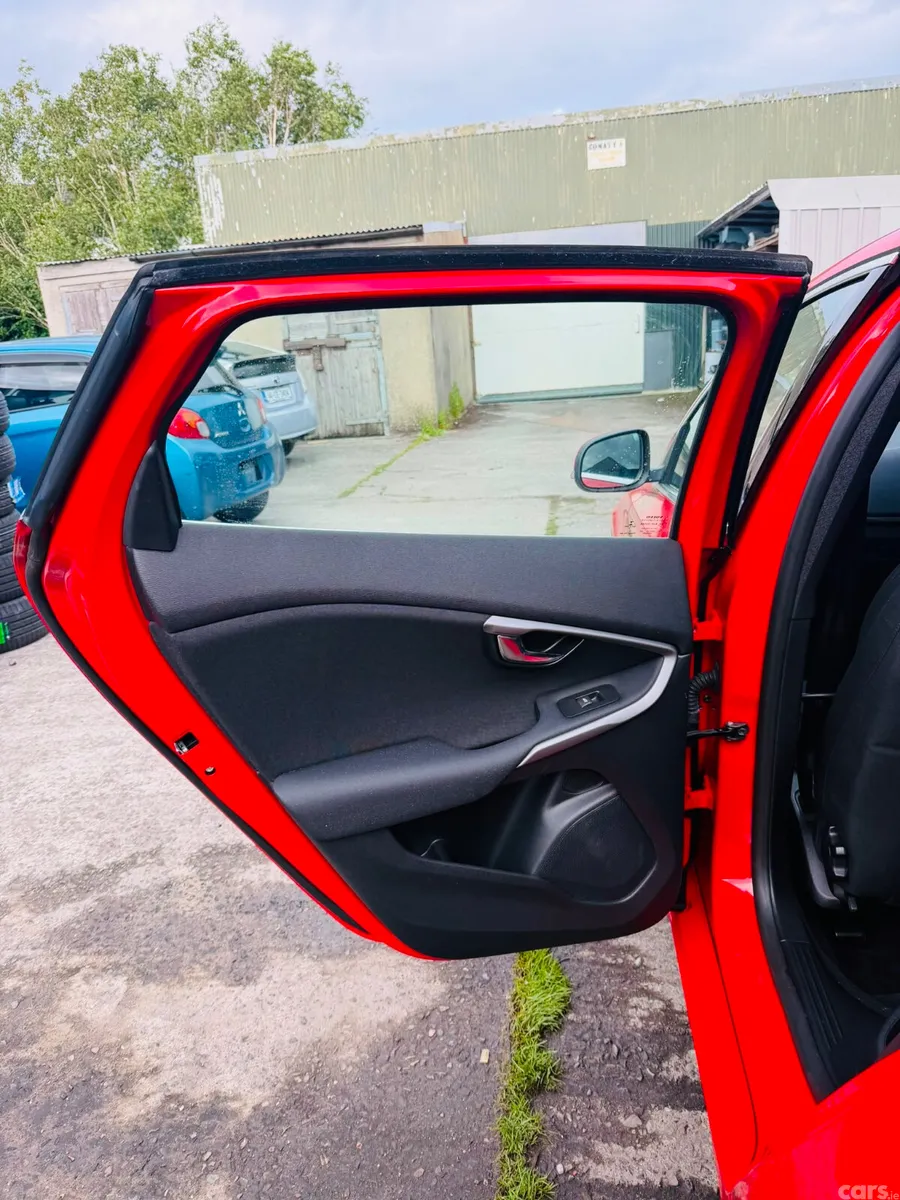 Volvo V40 Hatchback, Diesel, 2016, Red