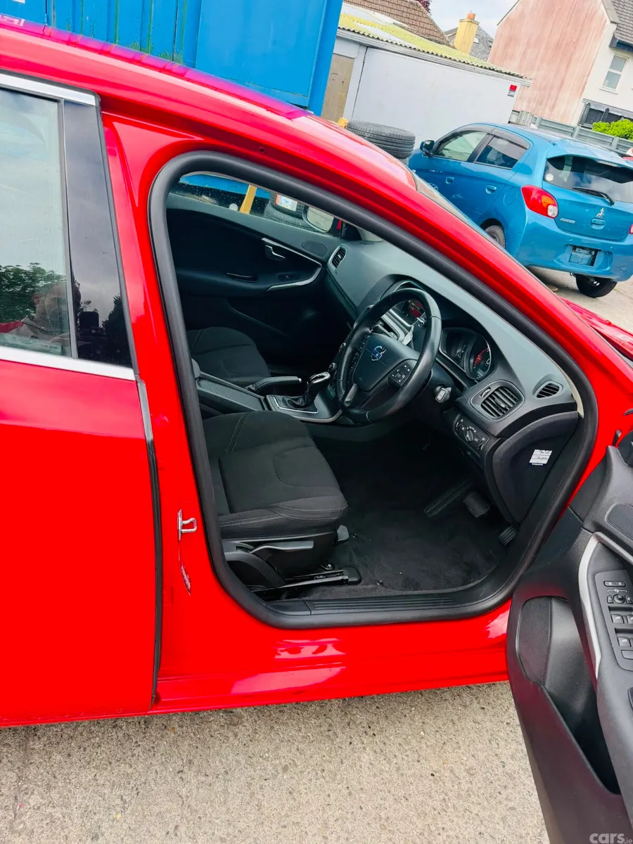 Volvo V40 Hatchback, Diesel, 2016, Red
