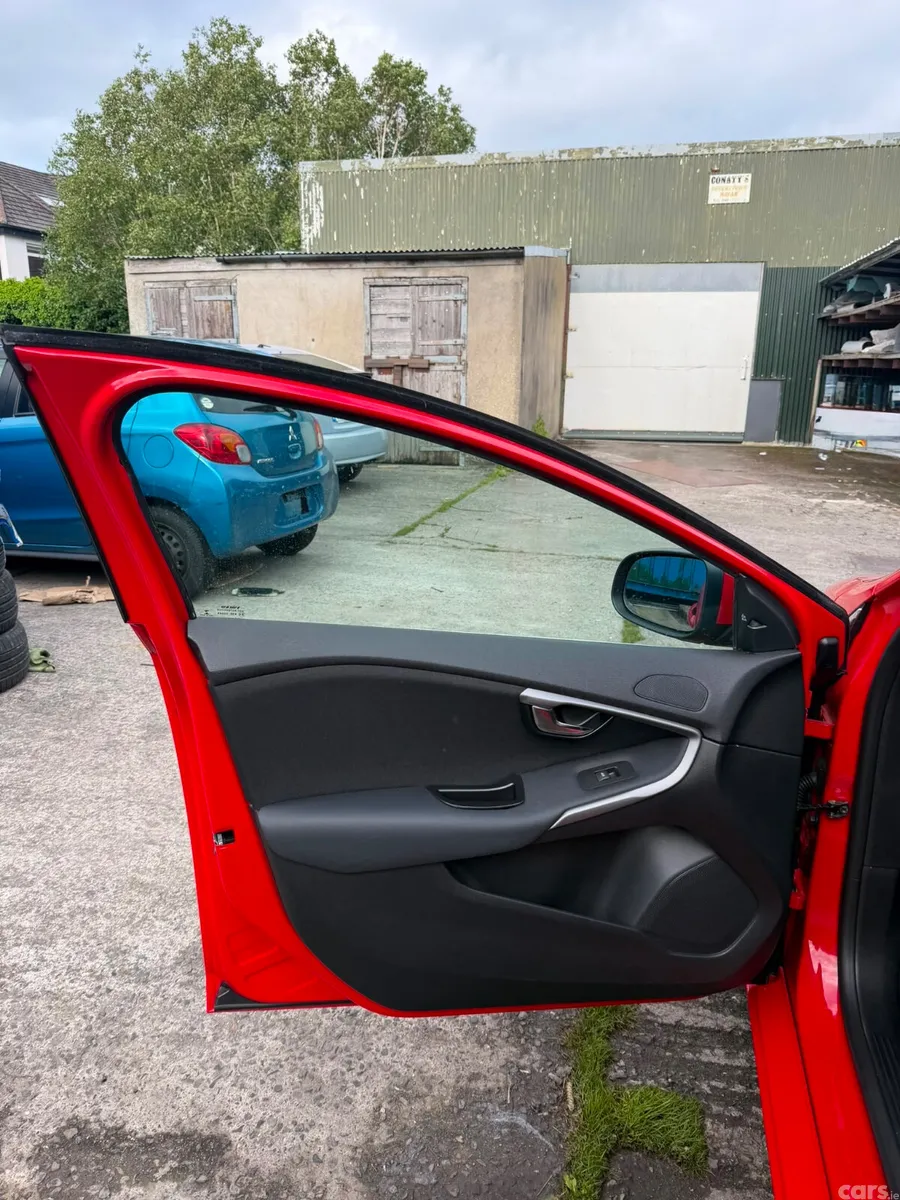 Volvo V40 Hatchback, Diesel, 2016, Red