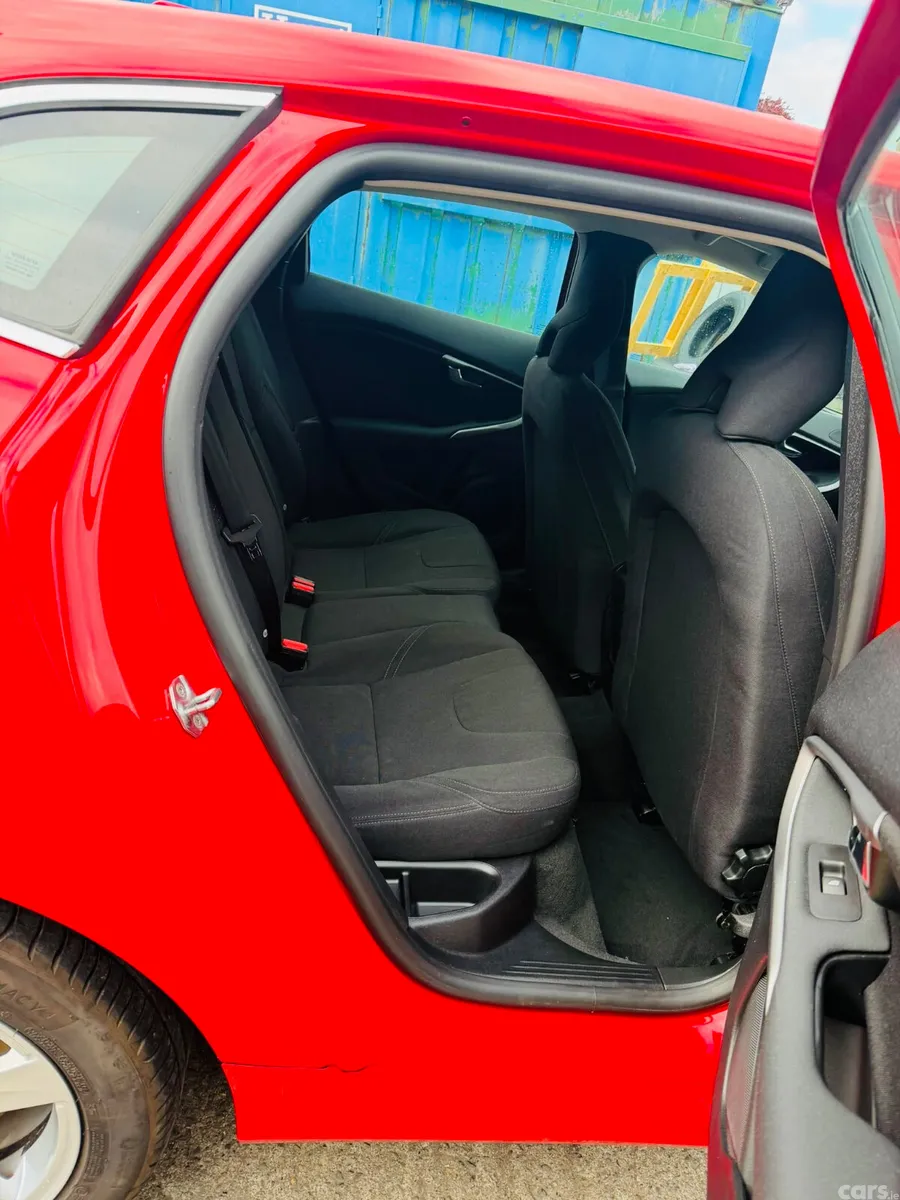 Volvo V40 Hatchback, Diesel, 2016, Red