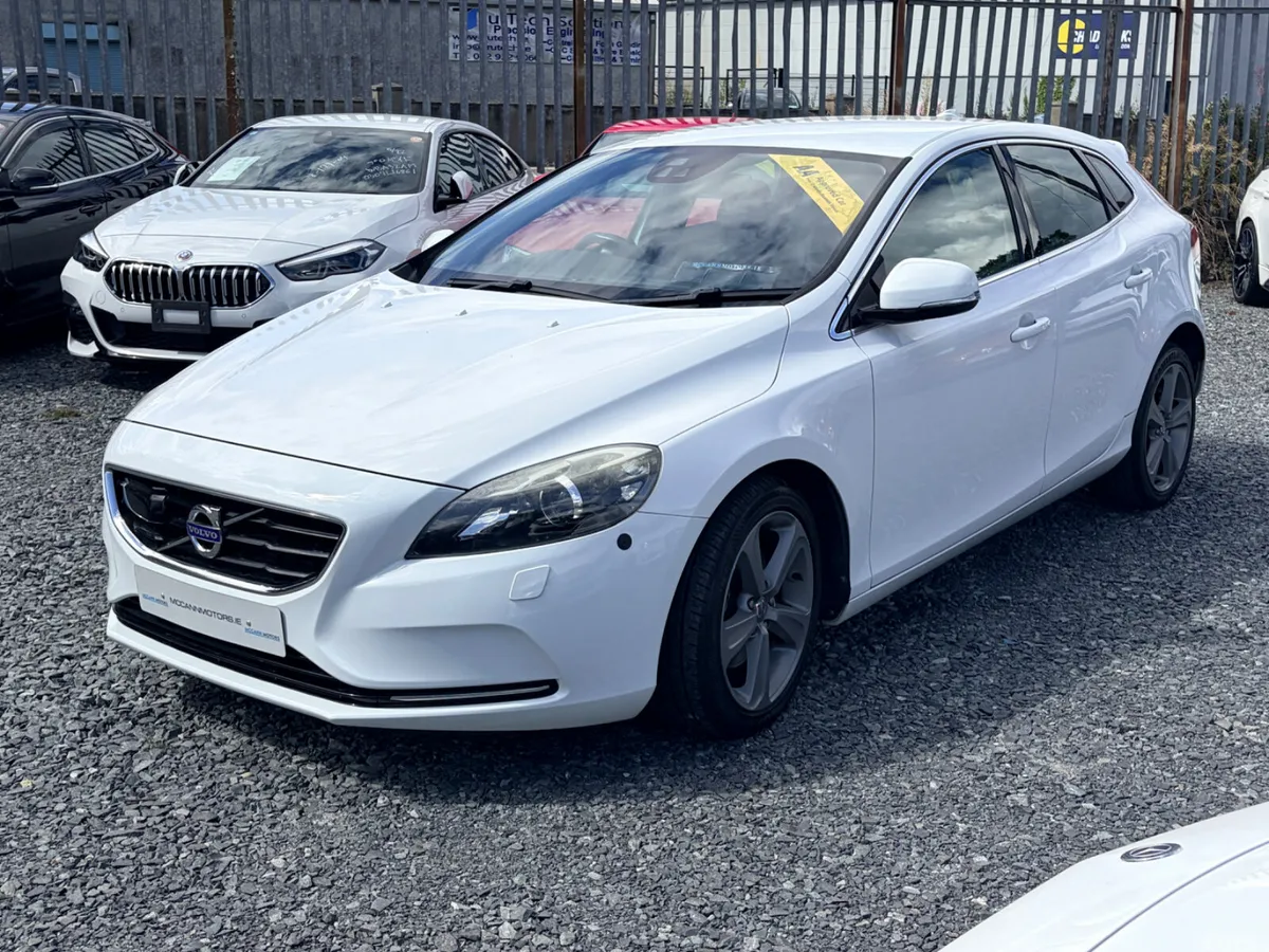 Volvo V40 Hatchback, Petrol, 2015, White