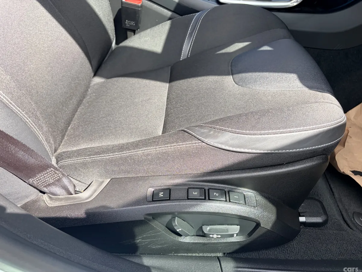 Volvo V40 Hatchback, Petrol, 2015, White