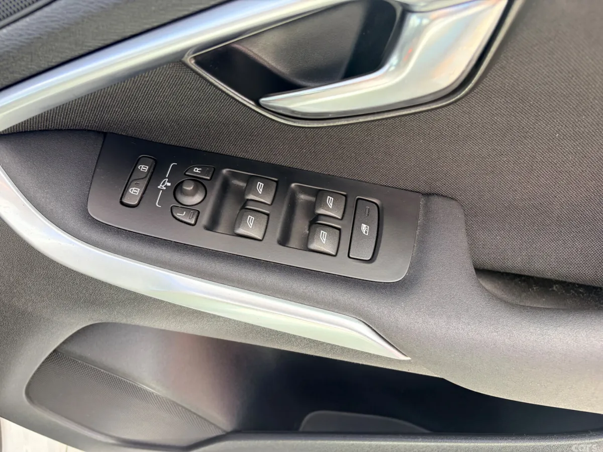 Volvo V40 Hatchback, Petrol, 2015, White
