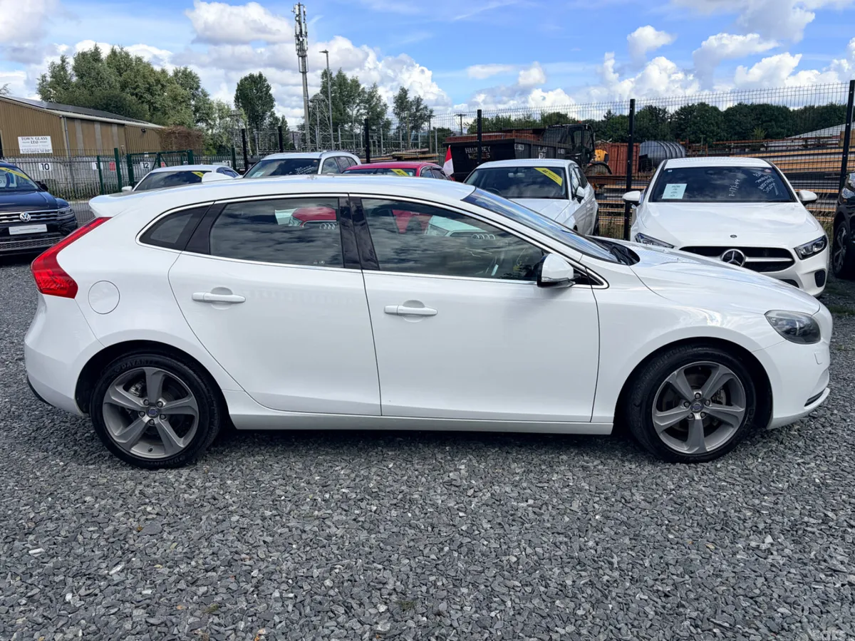 Volvo V40 Hatchback, Petrol, 2015, White