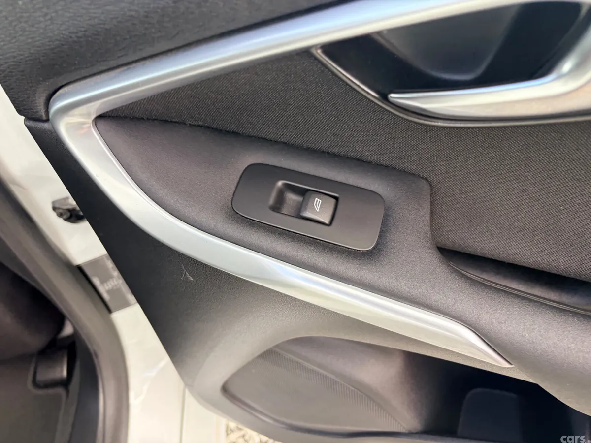 Volvo V40 Hatchback, Petrol, 2015, White