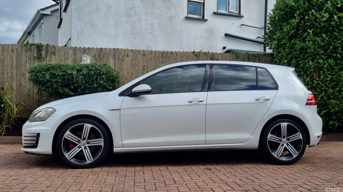 Volkswagen Golf Hatchback, Petrol, 2015, White