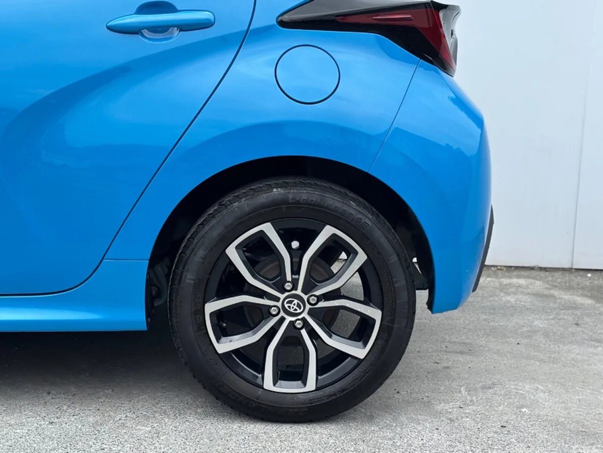 Toyota Yaris Hatchback, Petrol Hybrid, 2020, Blue