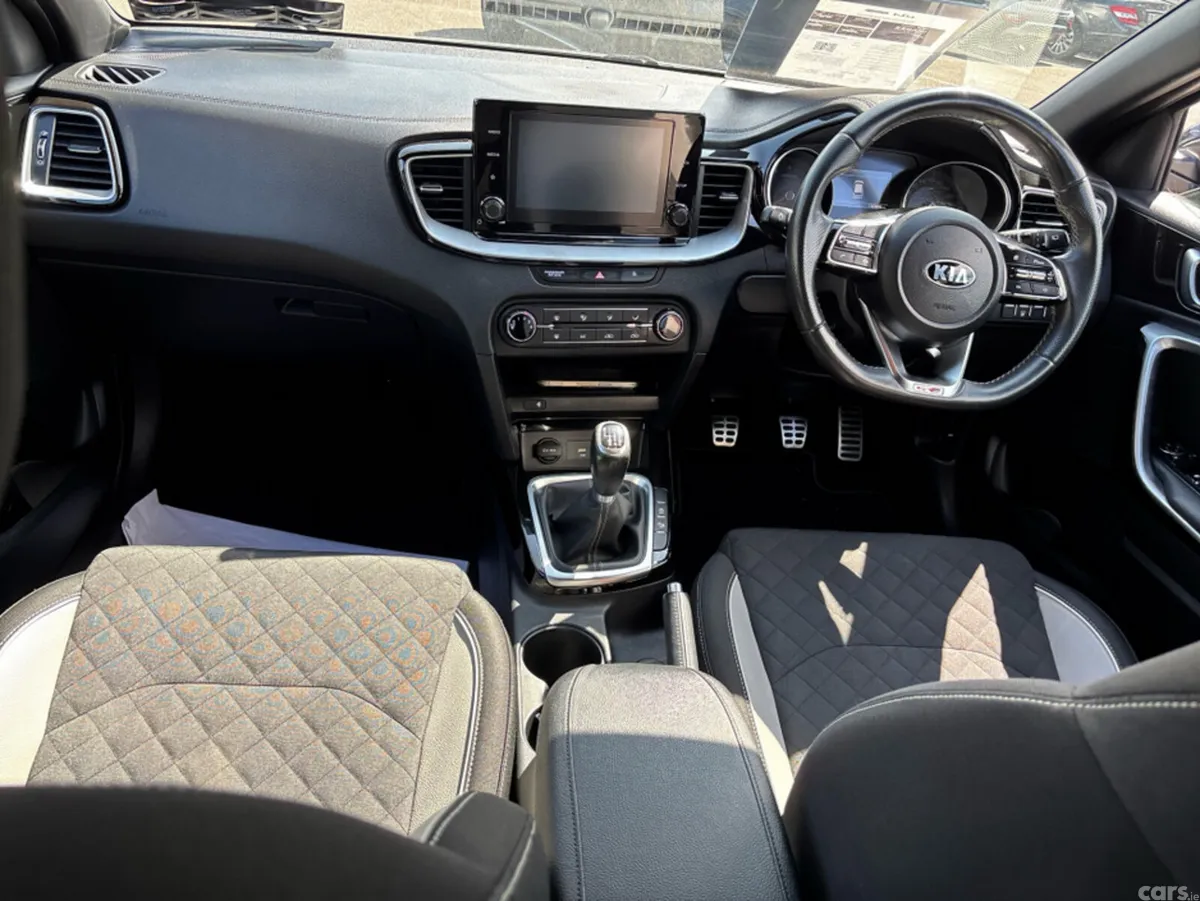 Kia Ceed Hatchback, Petrol, 2021, Grey