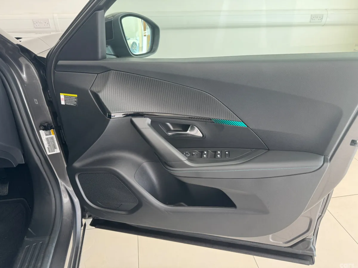 Peugeot 2008 MPV, Petrol, 2022, Grey