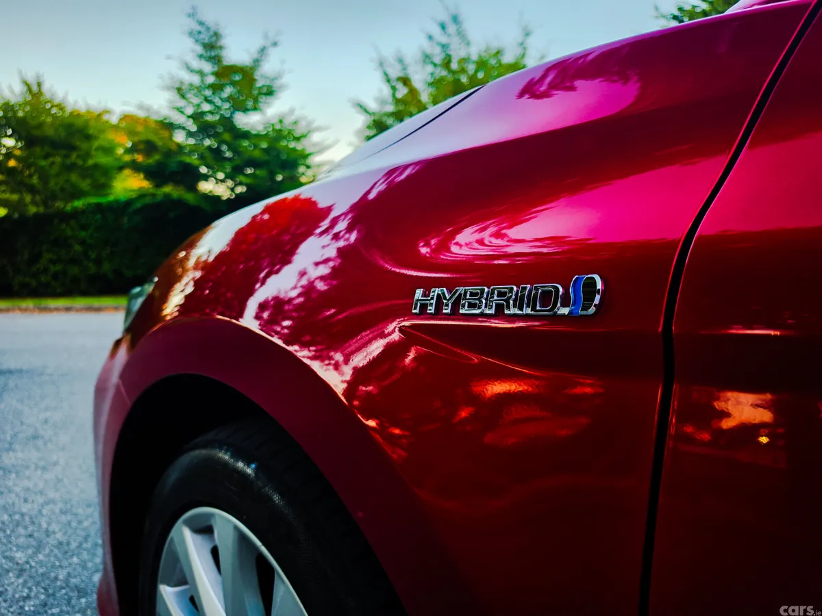 Toyota Camry Saloon, Petrol Hybrid, 2018, Red