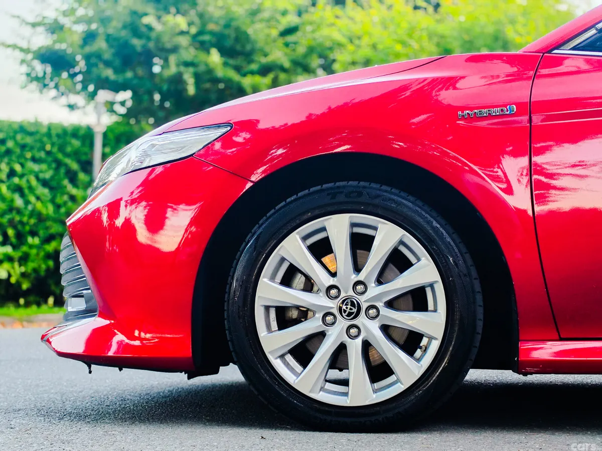 Toyota Camry Saloon, Petrol Hybrid, 2018, Red