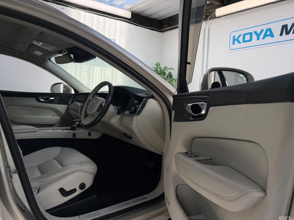 Volvo XC60 SUV, Diesel, 2018, Gold