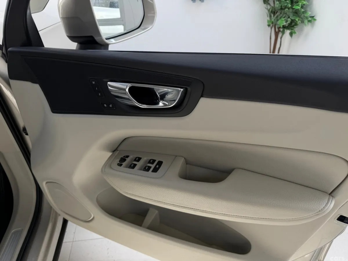 Volvo XC60 SUV, Diesel, 2018, Gold