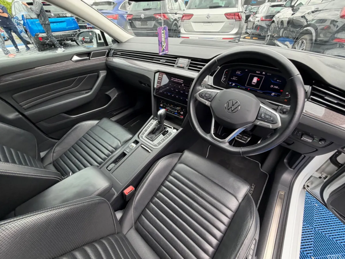Volkswagen Passat Estate, Diesel, 2021, White