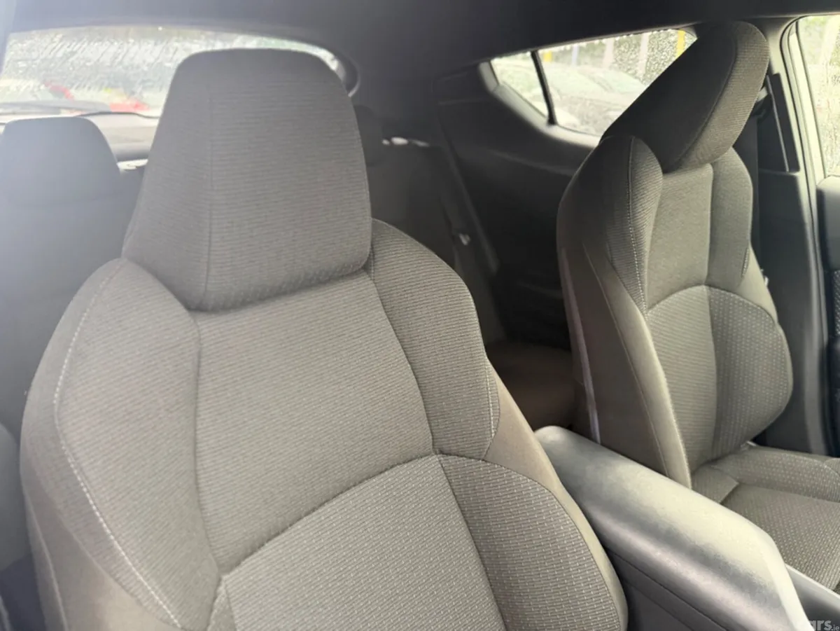Toyota C-HR SUV, Petrol Hybrid, 2019, Silver