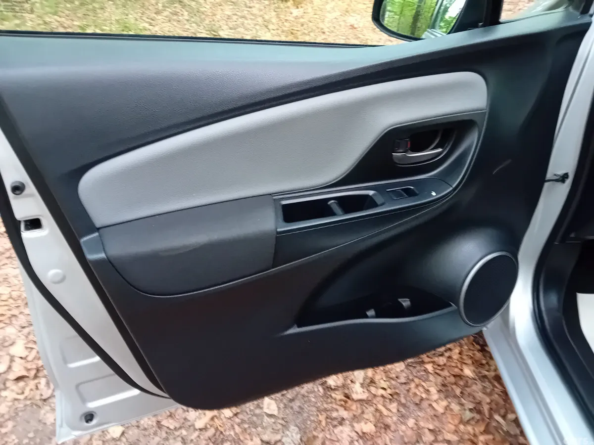 Toyota Yaris Hatchback, Petrol, 2017, Grey