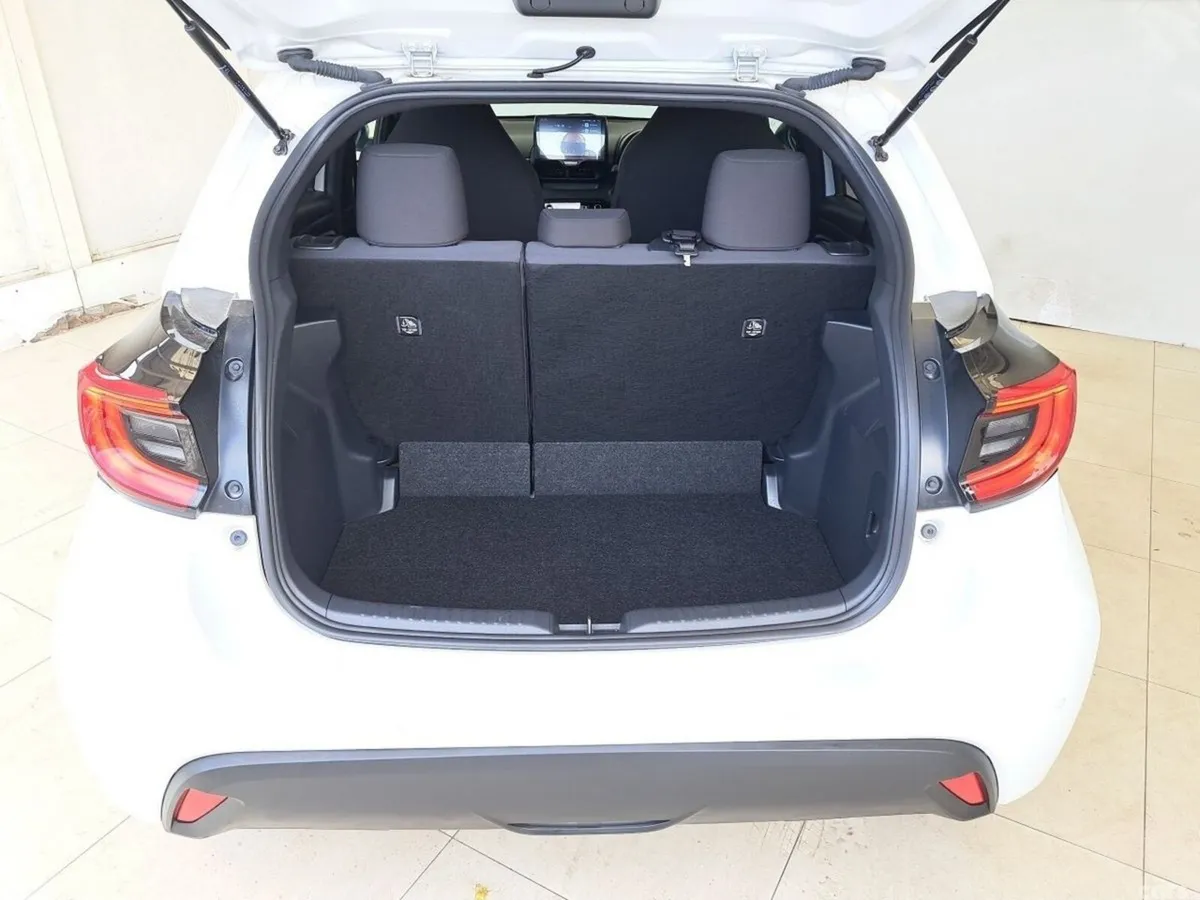 Toyota Yaris Hatchback, Petrol Hybrid, 2024, White