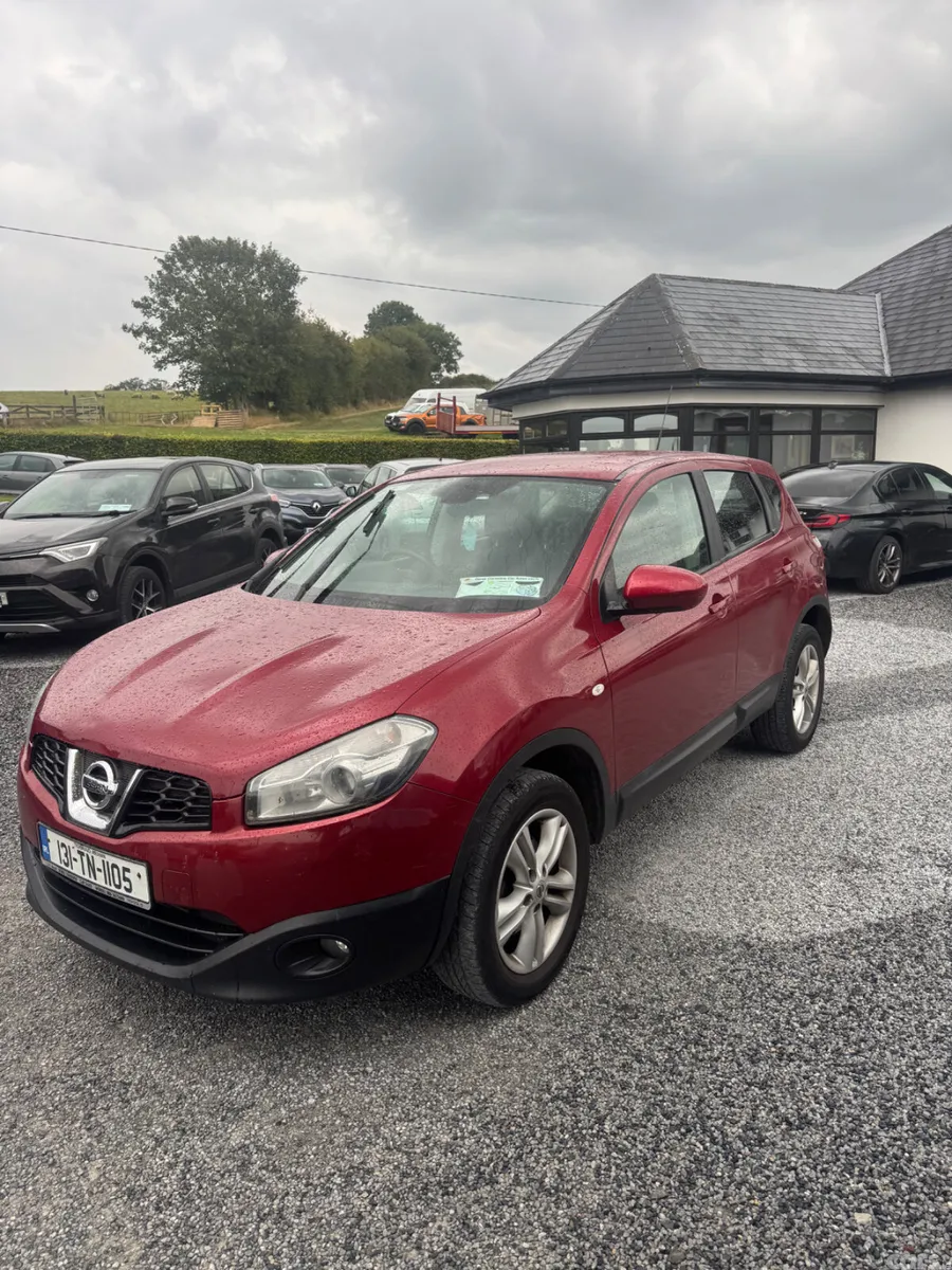 Nissan Qashqai Hatchback, Diesel, 2013, Red