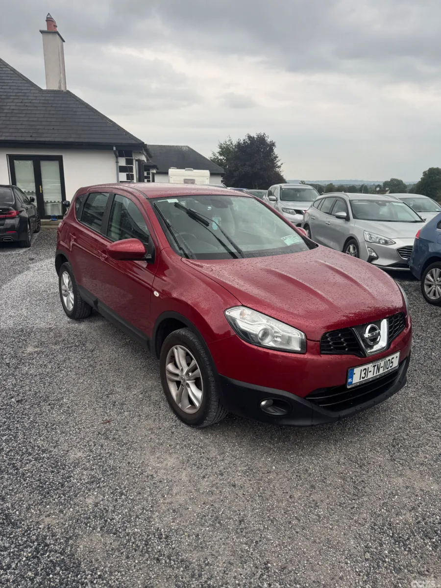 Nissan Qashqai Hatchback, Diesel, 2013, Red