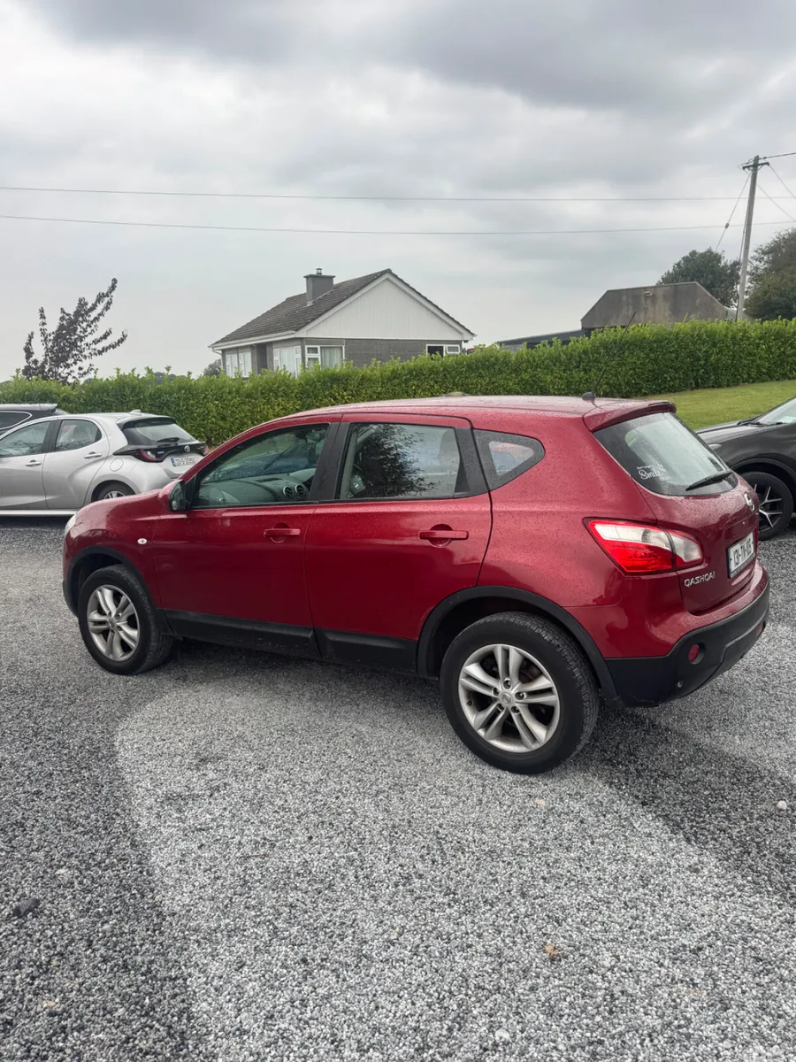 Nissan Qashqai Hatchback, Diesel, 2013, Red
