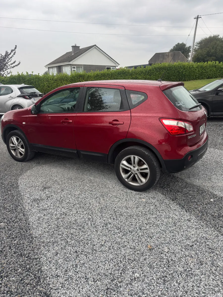 Nissan Qashqai Hatchback, Diesel, 2013, Red
